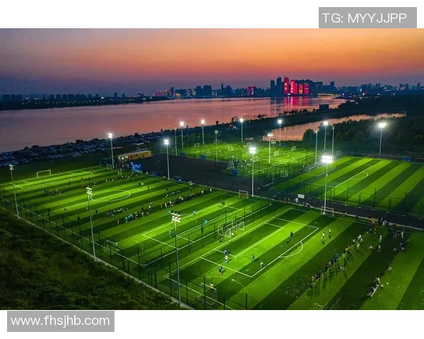 接触足球较晚却依然热爱这项运动的成长与追梦之路